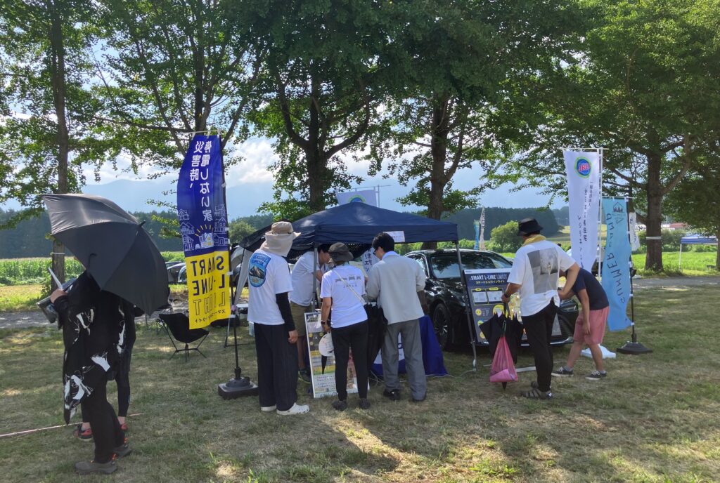 ブースに集まる人々