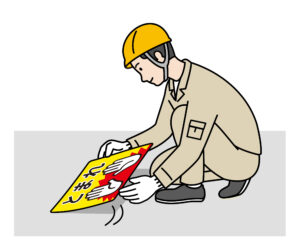 路面標示ノンスリップシートを剥がしている