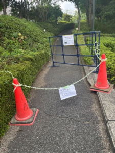 蓄光チェーンとカラーコーン